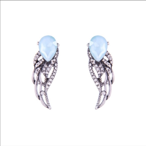 3/$25 🧜‍♀️🧜‍♀️NIB Blue Crystal Wing Earrings 💙💙 - Picture 2 of 3